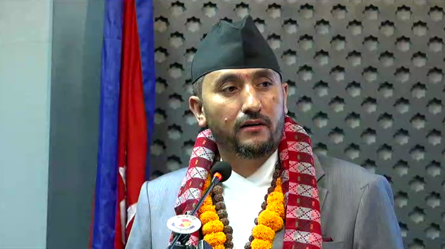 प्रश्न सोध्ने पत्रकारलाई सञ्चारमन्त्रीको हटसिट
