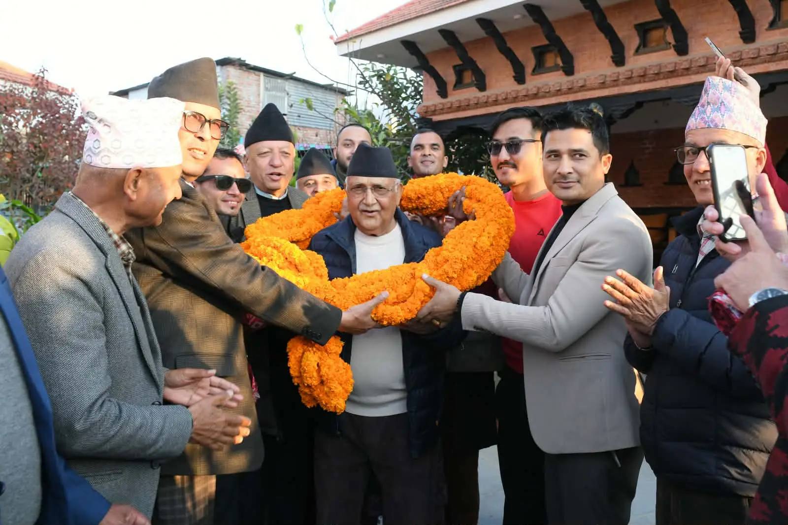 राजेन्द्र गाैतमकाे नेतृत्वमा एमाले संखुवासभा-काठमाडौं सम्पर्क मञ्चले नवनिर्वाचित अध्यक्ष केपी ओलीलाई ११ किलाेकाे मालाले सम्मानसहित शुभकामना दिएकाे छ ।