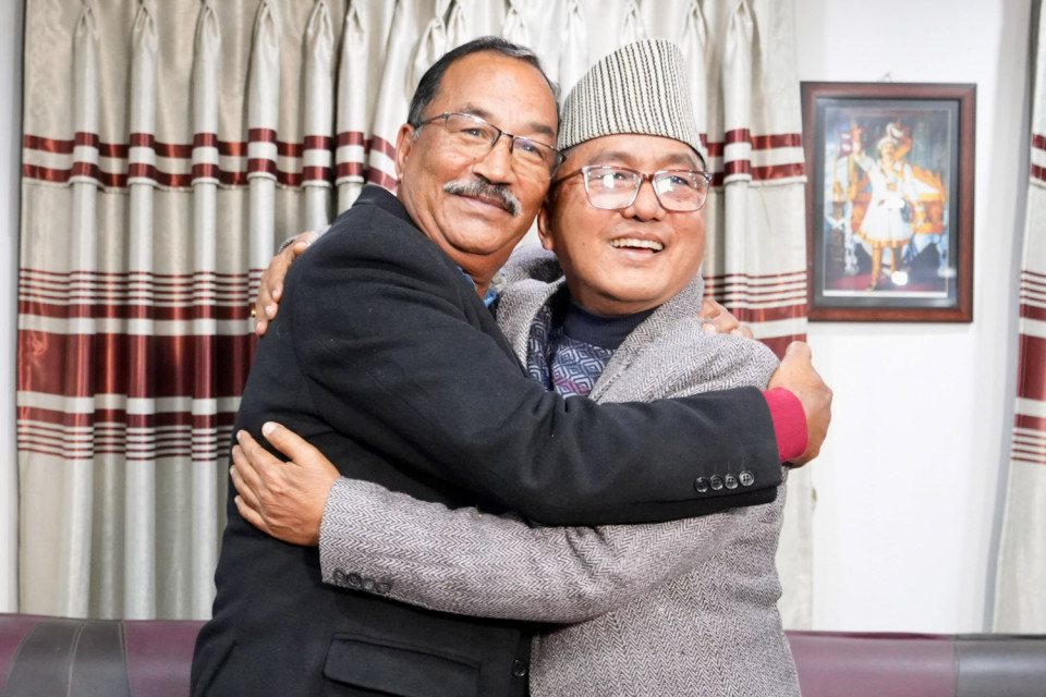 राप्रपा र राप्रपा नेपालबीच एकता सम्झाैतामा हस्ताक्षर, अँगालोमा बेरिए थापा र लिङ्देन